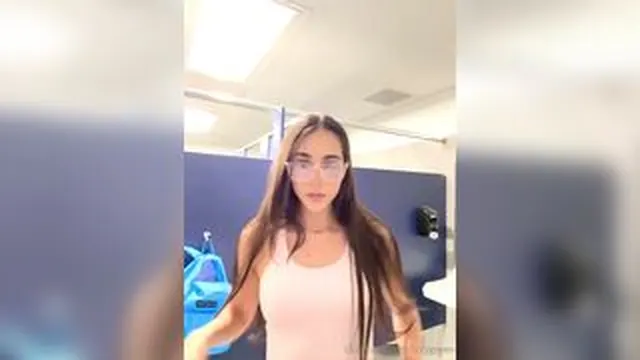 Izzy Green Mastubating Pussy In Highshool Toilet Leaked Onlyfans screenshot
