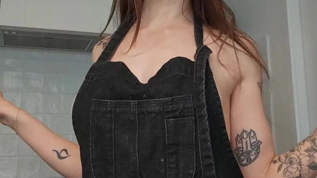 Dainty Wilder Apron Strip Off In Kitchen And Pussy Spreading Onlyfans Leak