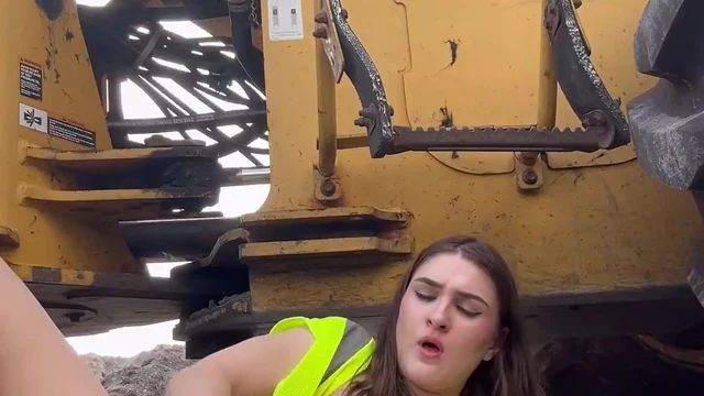 Thegorillagrip AKA Anna Curvy Construction Worker Fuck Herself On Dirty Mud Outdoor Onlyfans