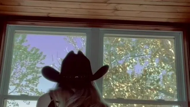 Lilbunniexoxo rides a dildo in her cowboy hat