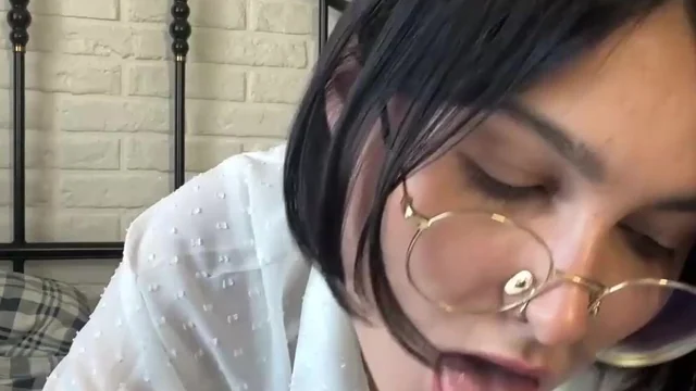 LunaLovelee Gives A Blowjob In Her Glasses On The Bed