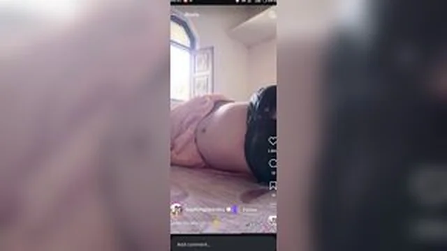 Kajal Pandey In Saree Showing Her Curvy Cleavage on Insta Subscription screenshot