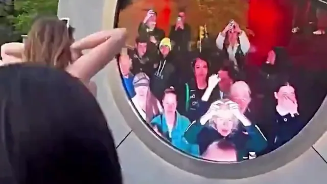 Girl Nude boobs Flashed The Portal In New York And Dublin video