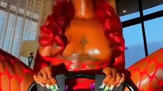 QueenTahshaar Grinds On A Thick Dildo