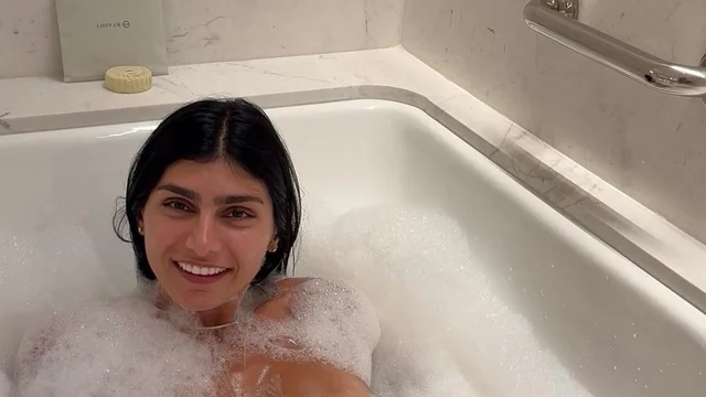 Mia Khalifa Covers Pussy But Lots Of Bare Ass Onlyfans